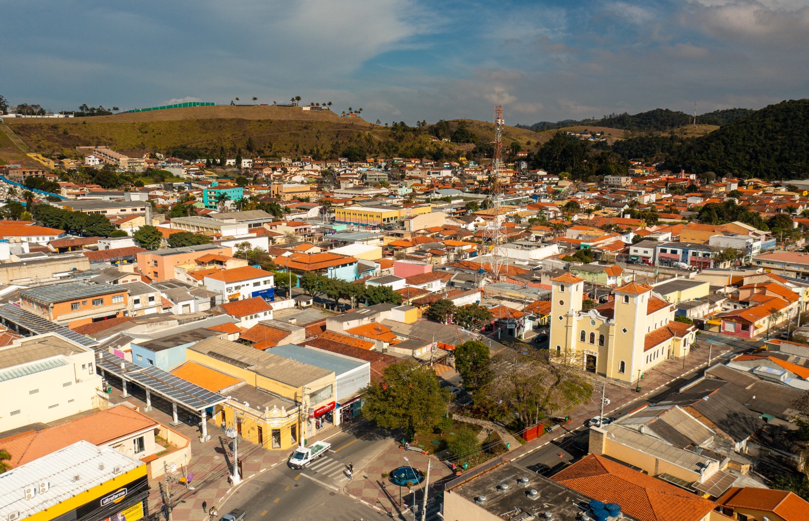 Guararema aplica taxa em ônibus e vans turísticos