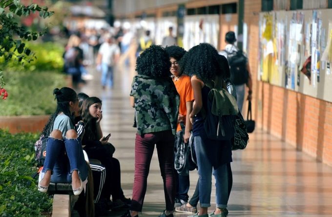 Estudantes enfrentam desafios complexos na busca por inclusão através das cotas raciais, uma batalha que ecoa além dos corredores acadêmicos