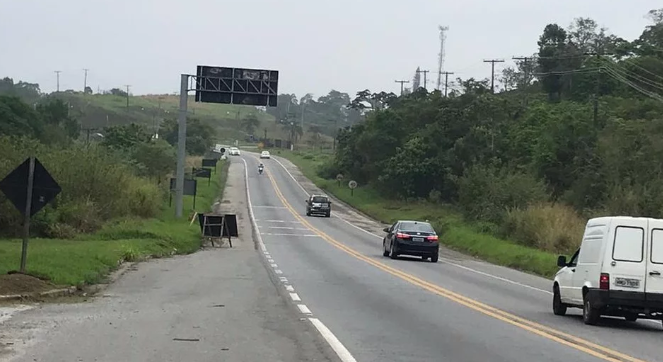 Acidente com ambulância na Rodovia Mogi-Dutra deixa uma vítima fatal e duas feridas
