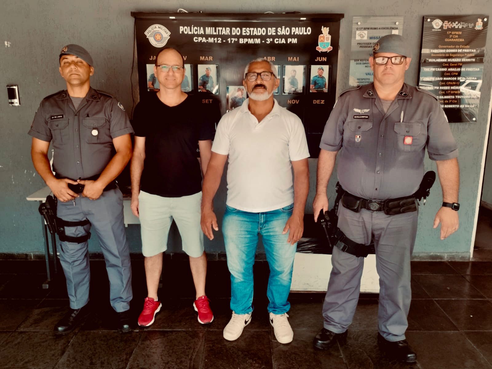 Pai de vítima de latrocínio homenageia policiais de Guararema que prenderam criminoso foragido desde 2020