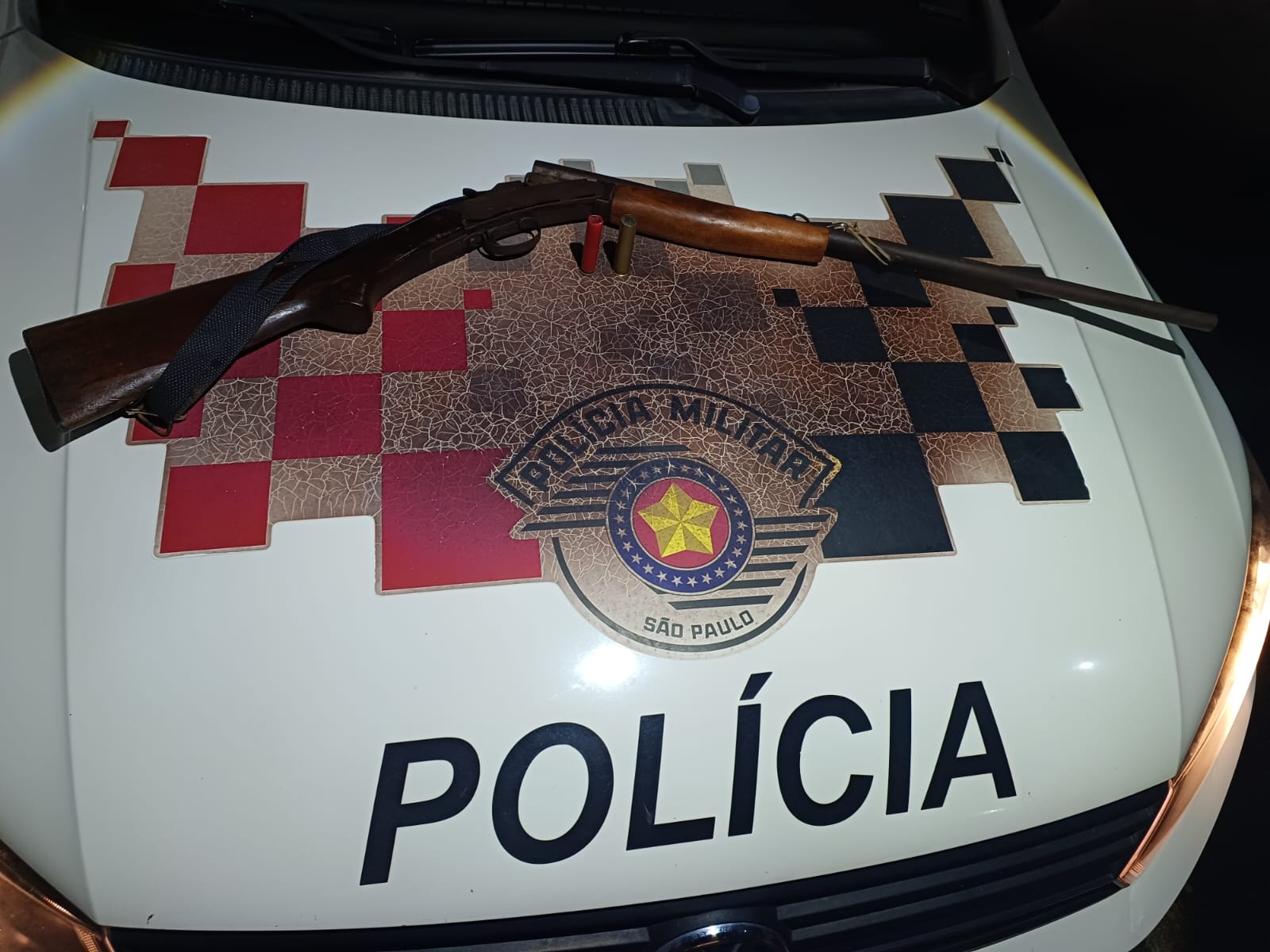 Homem é preso por descumprir medida protetiva e posse ilegal de arma em Salesópolis