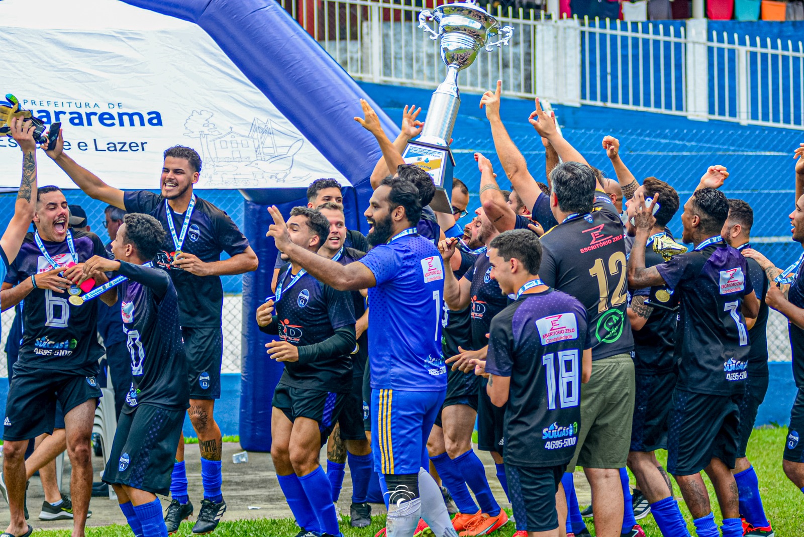 Omega F.C. conquista o tri invicto do Campeonato Municipal Adulto Série Prata e E.C. Parateí é campeão do Veterano