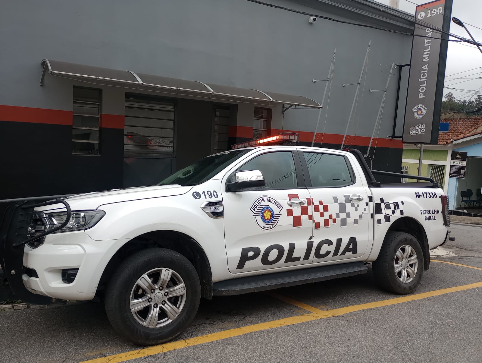 Polícia Militar aborda veículo em atitude suspeita e prende foragido da Justiça em Salesópolis