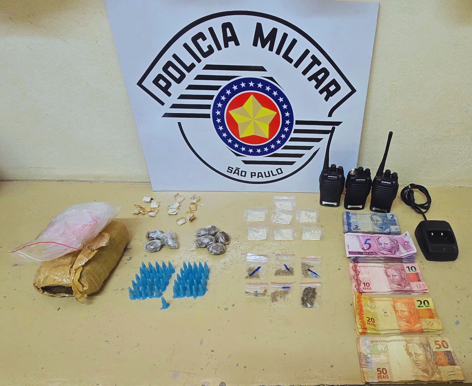 Tráfico de drogas interrompido em Biritiba Mirim; Drogas, dinheiro e rádios apreendidos