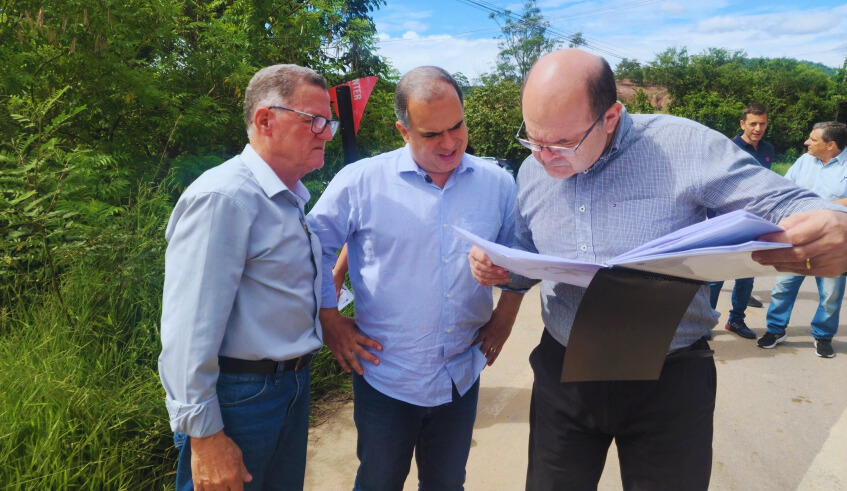 Vice-prefeito de Mogi das Cruzes, Téo Cusatis, recebe projeto aprovado para nova ponte da Volta Fria
