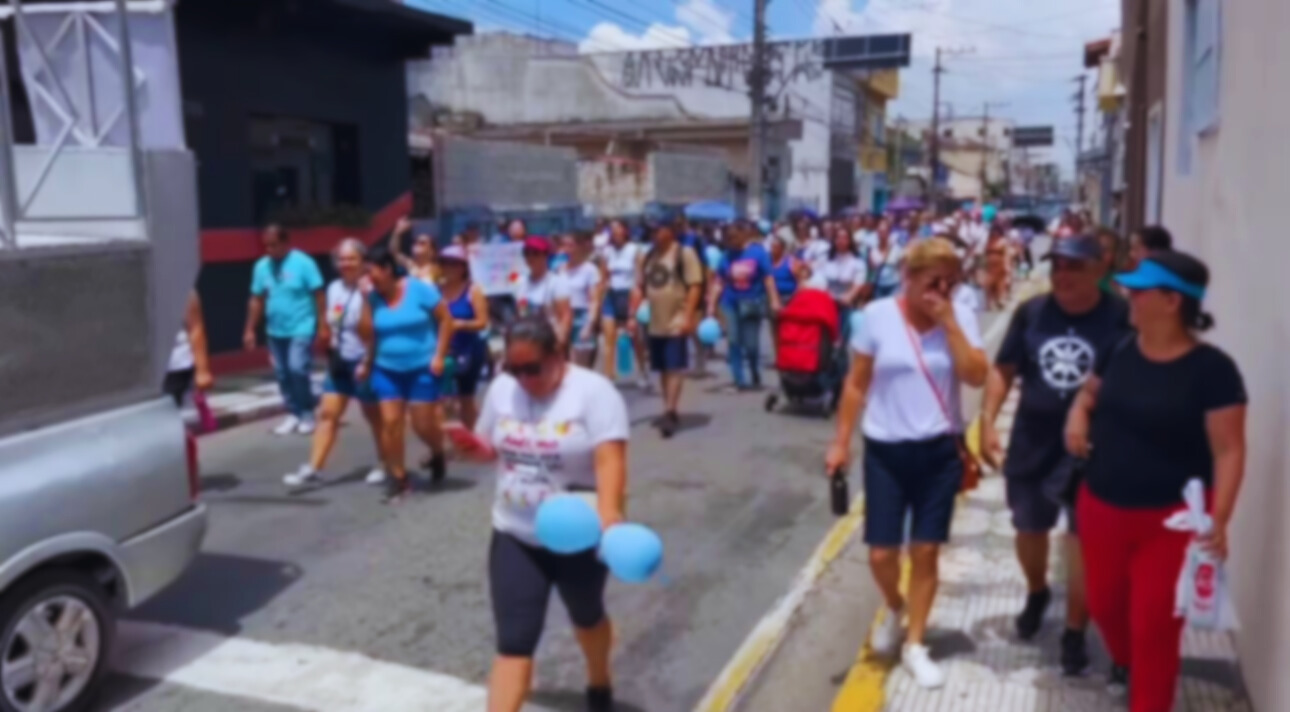 Protesto em Mogi das Cruzes contra mudanças nos PAE-AEs reúne professores e pais