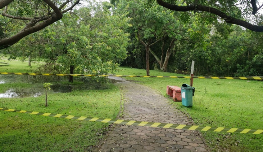 Trechos da pista de caminhada do Parque Centenário são isolados após aumento do nível da água