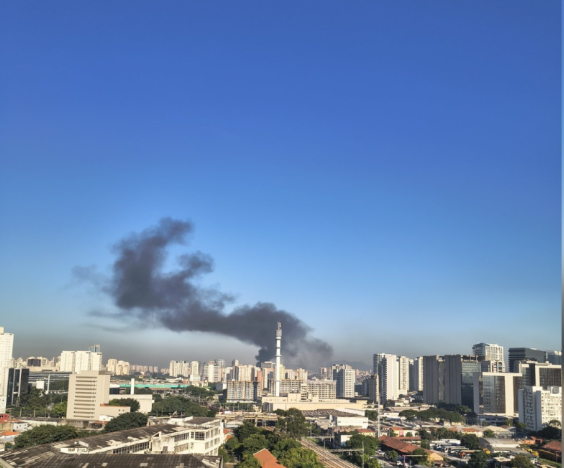 Avião de pequeno porte cai na zona oeste de São Paulo
