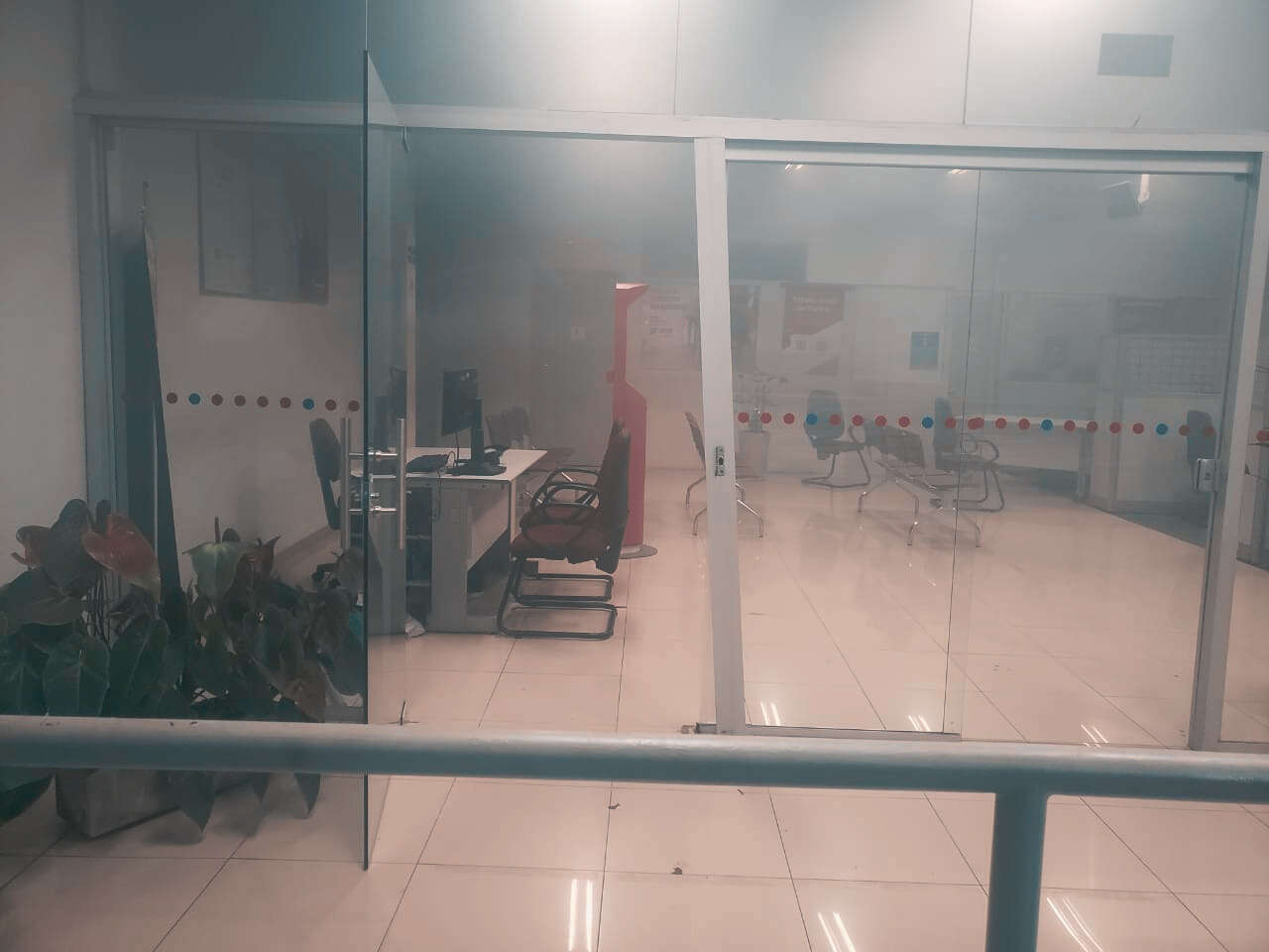 Homem invade banco e provoca incêndio em Biritiba Mirim