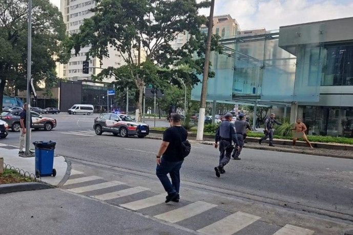 Homem é contido pela PM ao andar nu na Faria Lima, em São Paulo