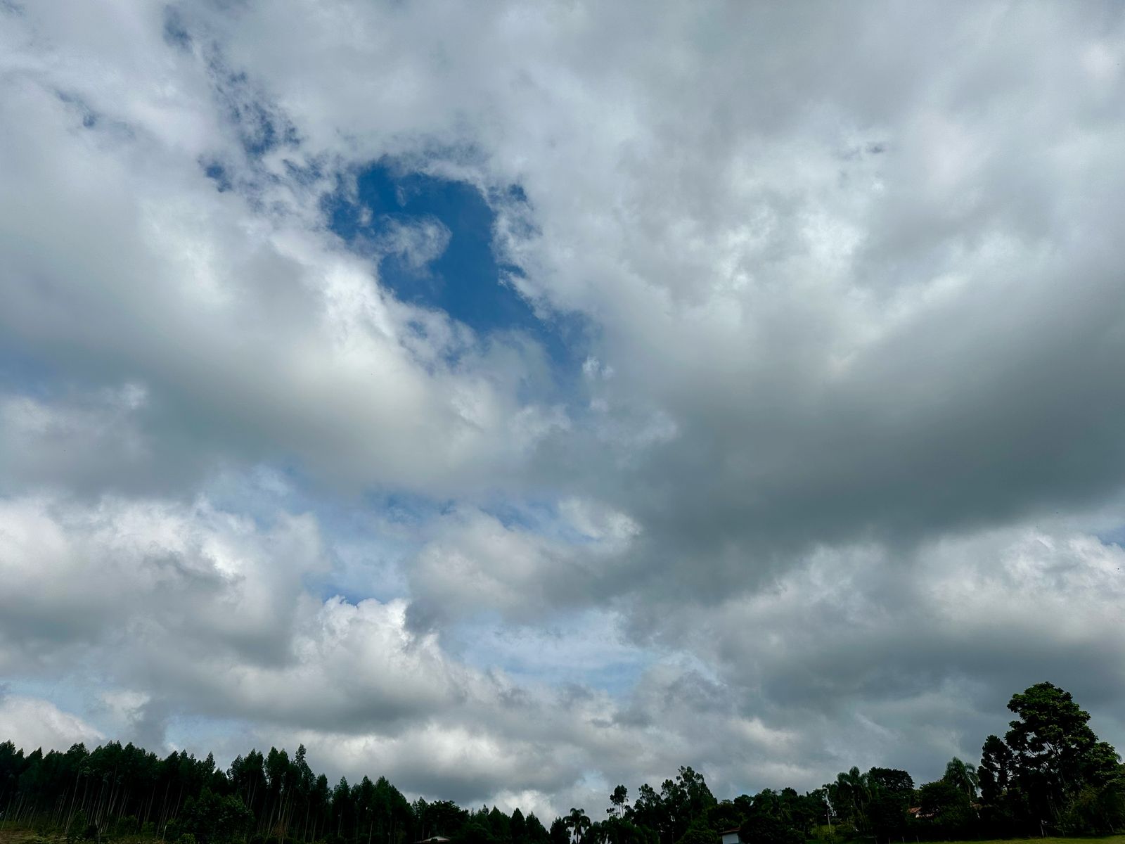Semana começa com sol entre nuvens e temperaturas amenas em Guararema e Mogi das Cruzes