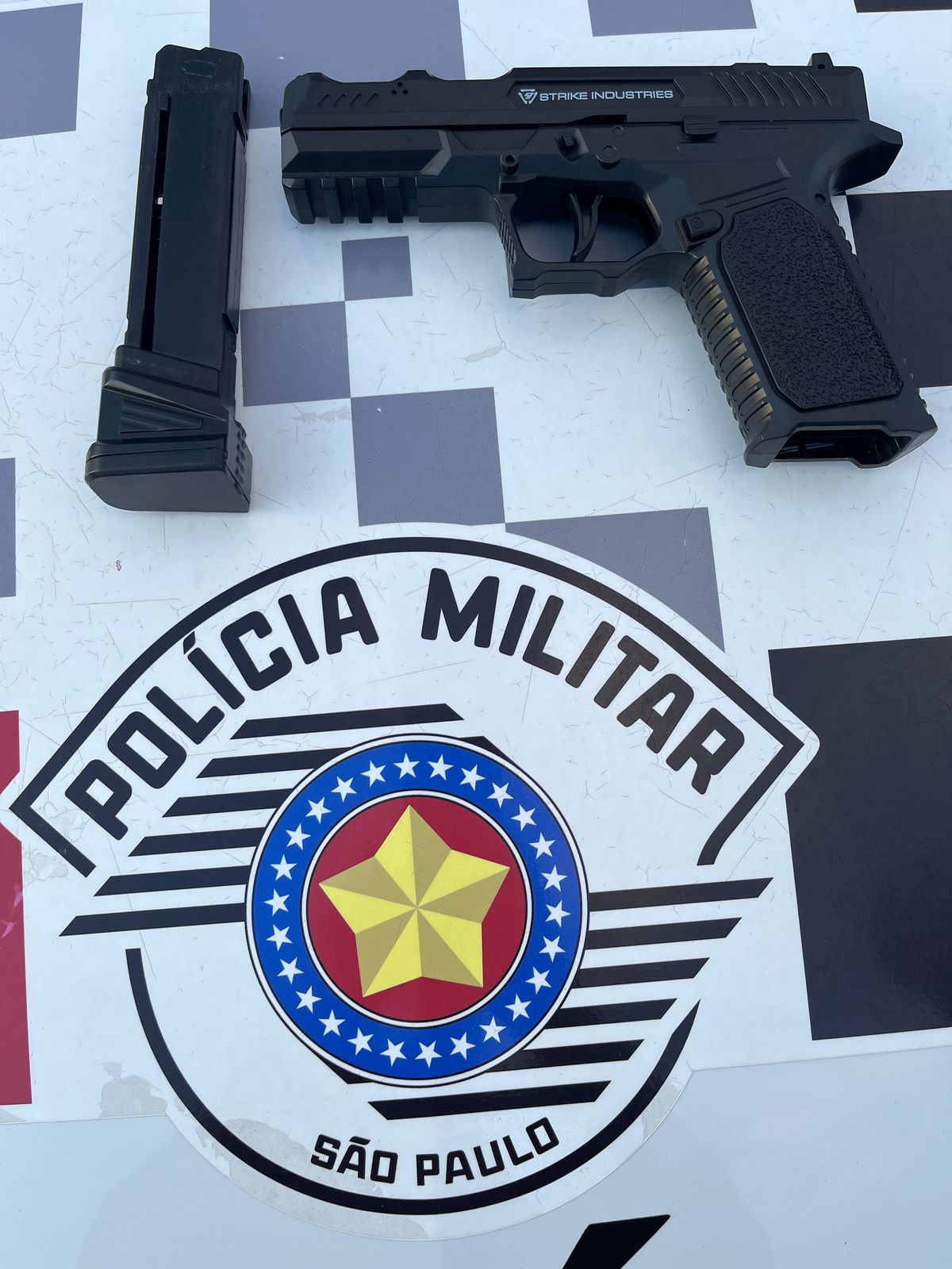 Homem é flagrado com arma falsa e porção de maconha em ponto de ônibus no centro de Guararema