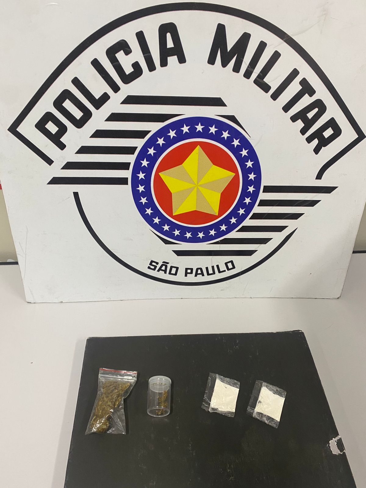 Polícia Militar e CSI localizam trio com drogas na Praça da Bíblia, em Guararema