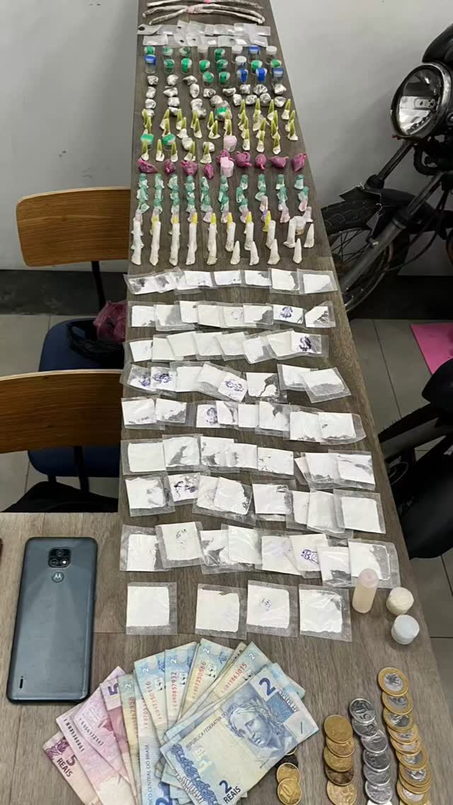 Indivíduo é preso por tráfico de drogas e menor é detido em Jundiapeba