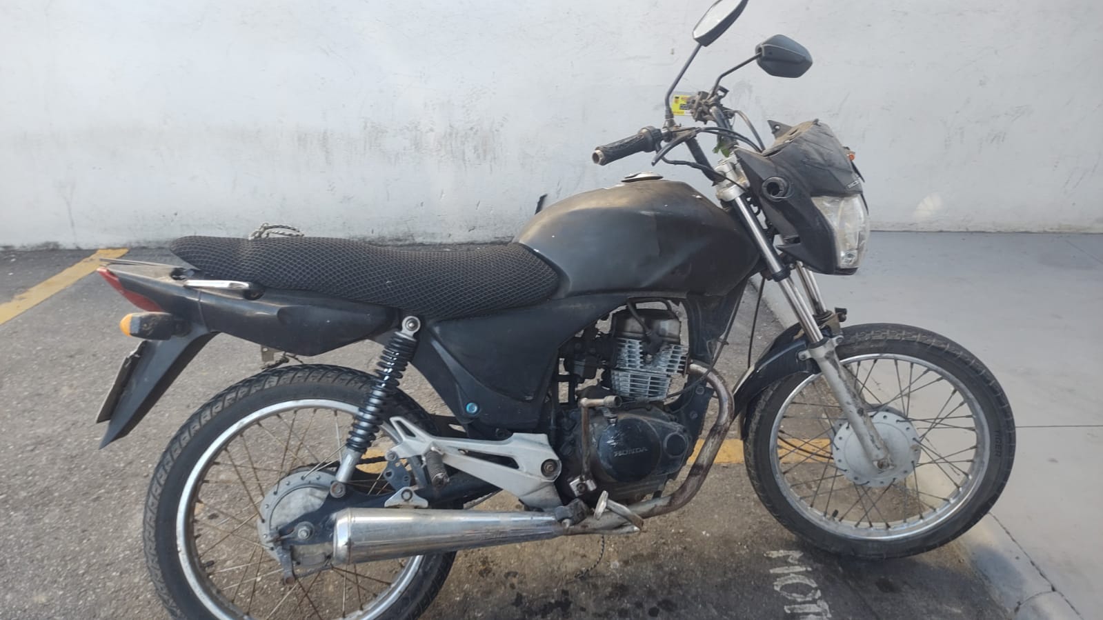 Motociclista com moto irregular e sem habilitação bate em carro em Guararema; Polícia Militar descobre adulteração na moto