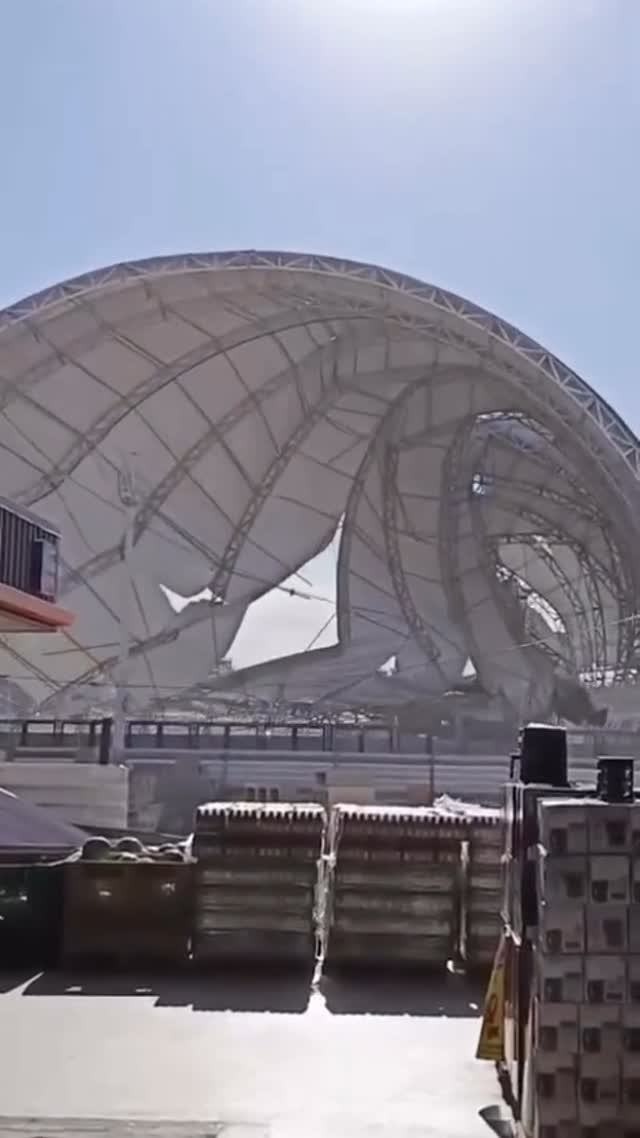 Vento forte derruba cobertura da Arena de Eventos em Bertioga
