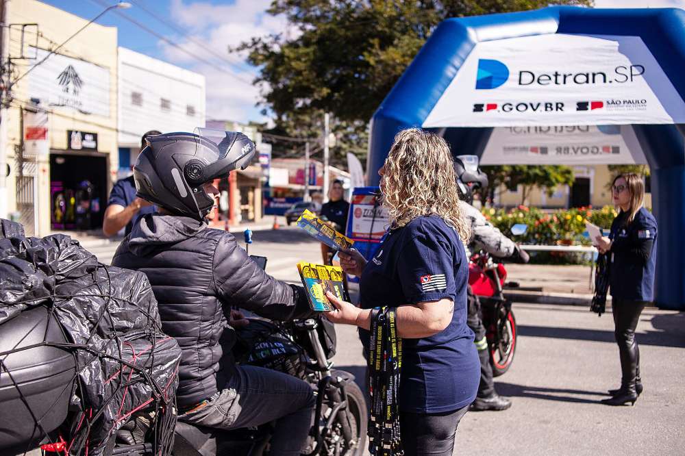Detran realiza ação no centro de Guararema