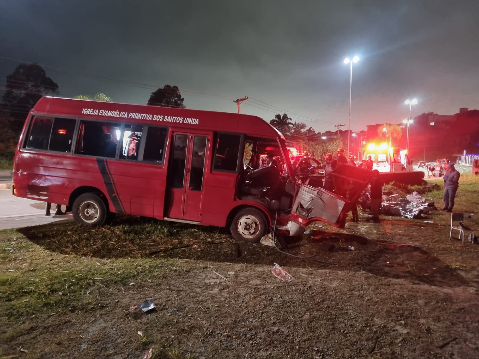 Acidente com microônibus na Mogi-Dutra deixa 14 feridos; Samu de Mogi socorre vítimas