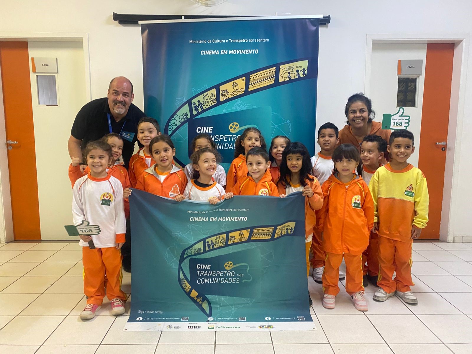 Cine Transpetro transforma escola de Guararema em sala de cinema