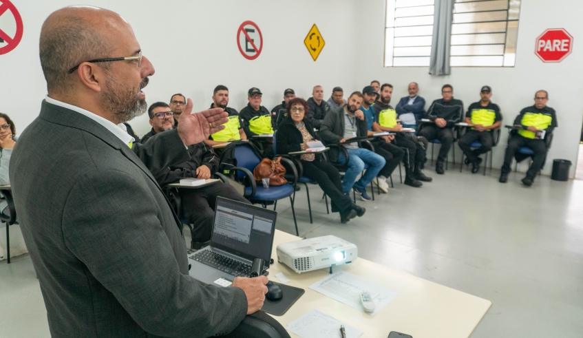 Agentes de trânsito de Mogi passam por capacitação com especialista nacional em legislação