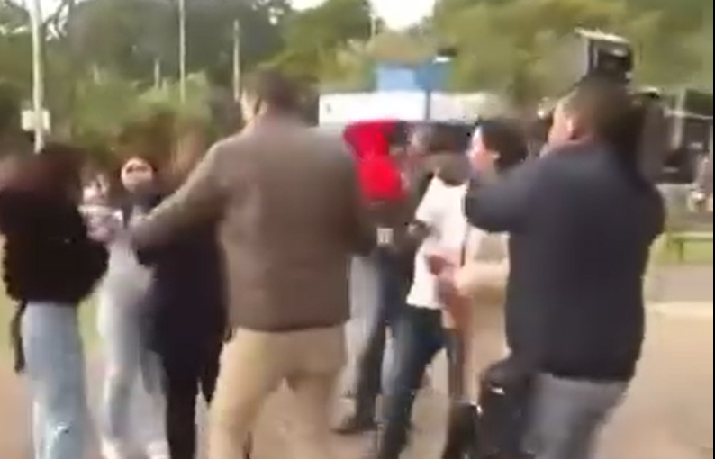 Repórter da Band agride jornalista da Record durante cobertura ao vivo no interior de SP