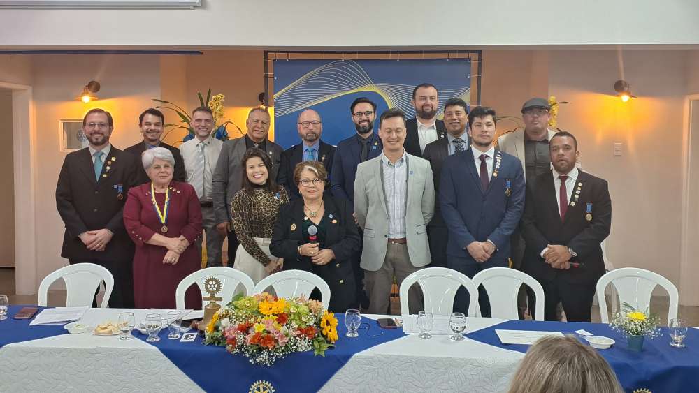Leu Cauvilla assume presidência do Rotary Club de Guararema para a gestão 2025-2026