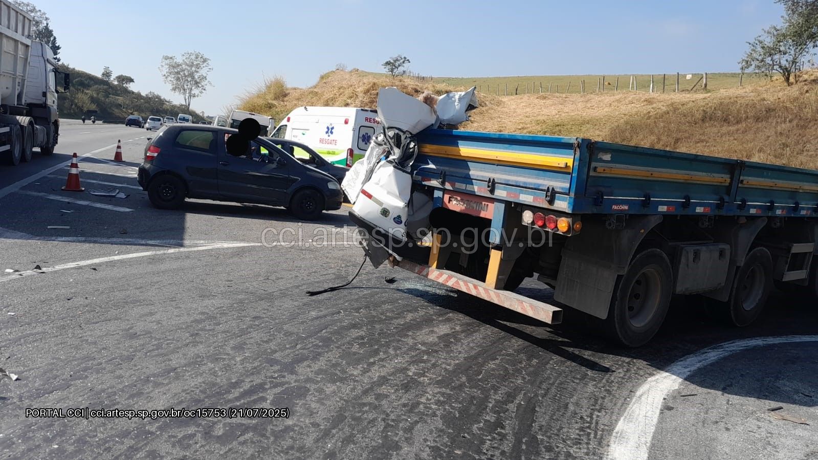 Van que transportava pacientes de Guararema sofre acidente na Ayrton Senna ontem (21)