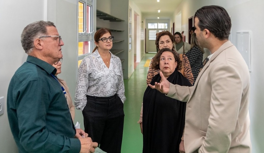 Prefeita Mara Bertaiolli vistoria obra da nova creche no Botujuru