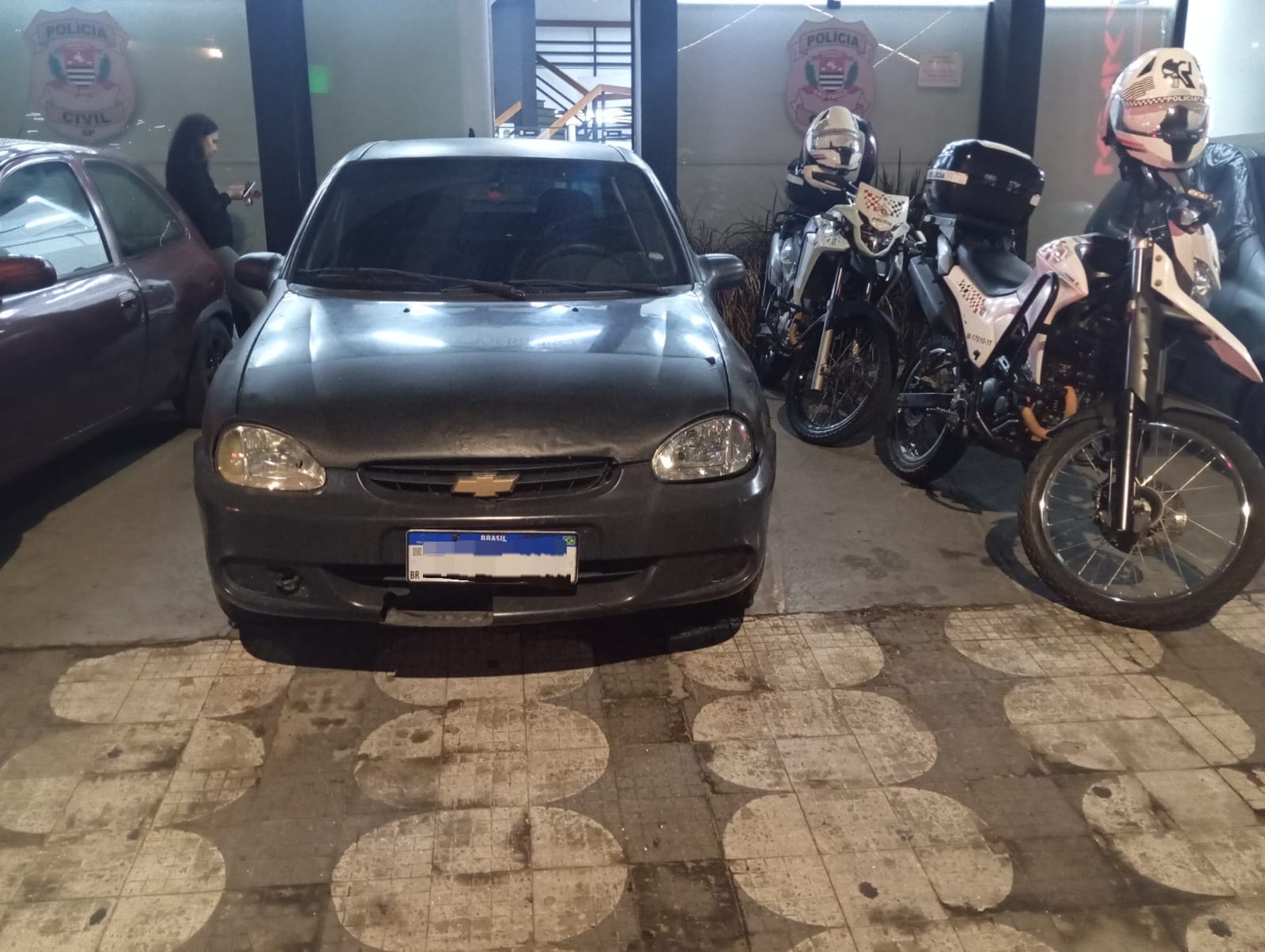 Ação da Polícia Militar em Mogi das Cruzes flagra carro furtado com placa trocada e documento falso