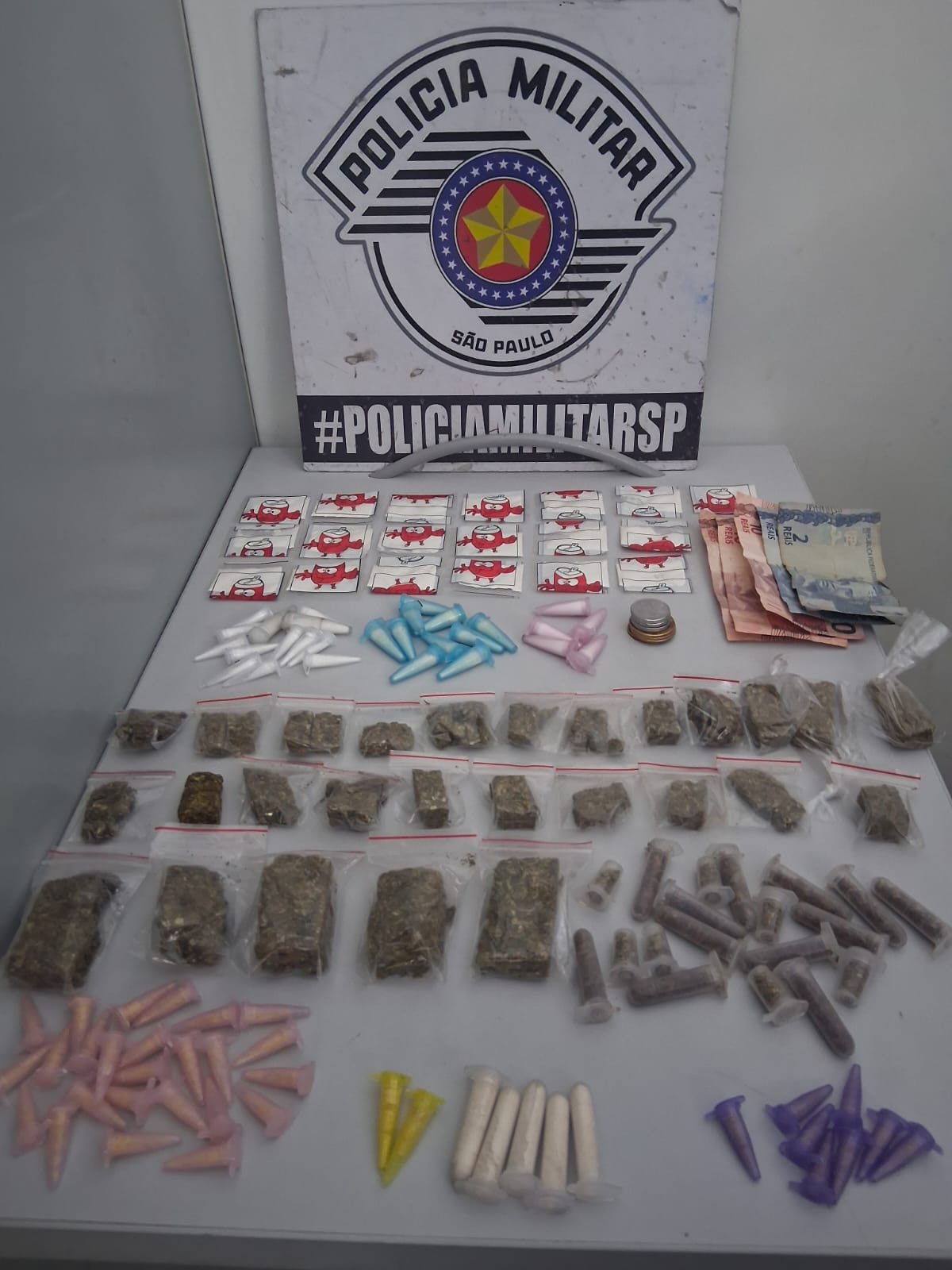 Suspeito de tráfico é preso pela PM com mais de 120 porções de drogas em Brás Cubas ontem (30)