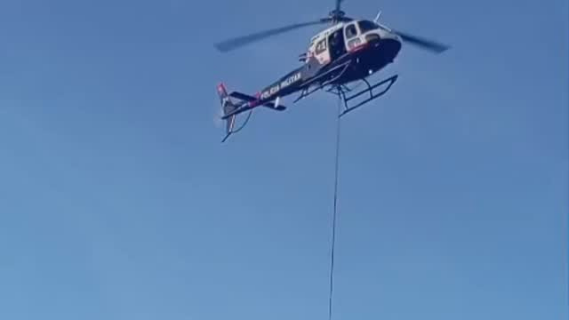  Águia da Polícia Militar resgata piloto de parapente no Pico do Urubu