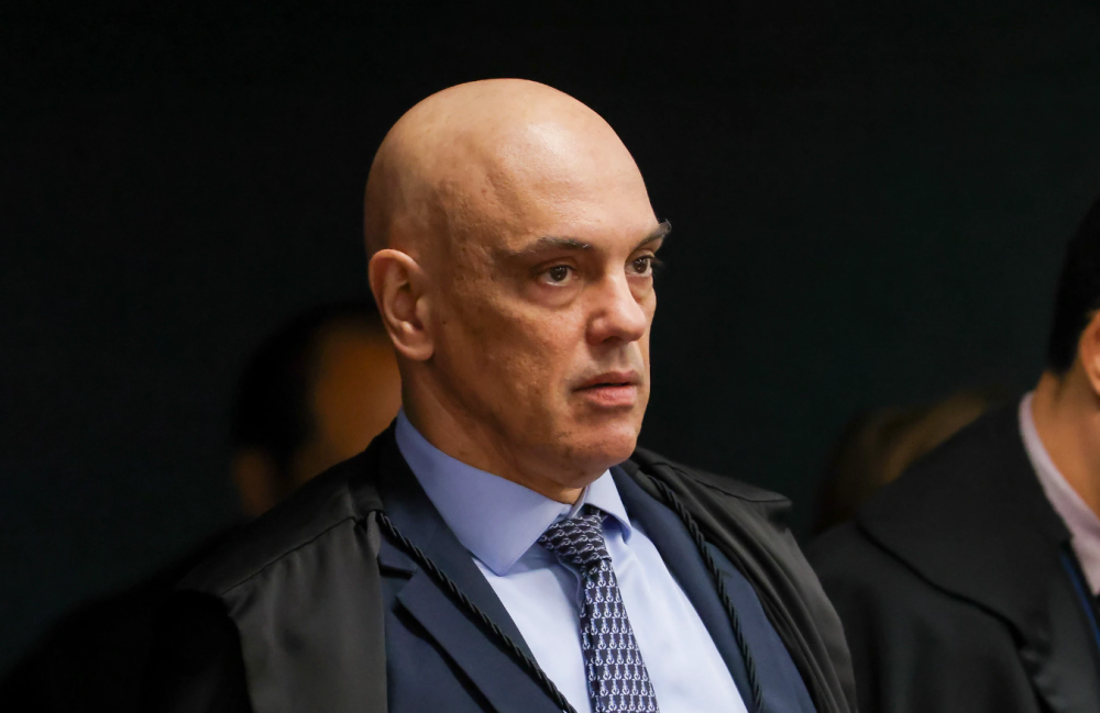 Moraes afirma que não vai cair sozinho, mas críticos apontam dilemas e contradições na sua postura