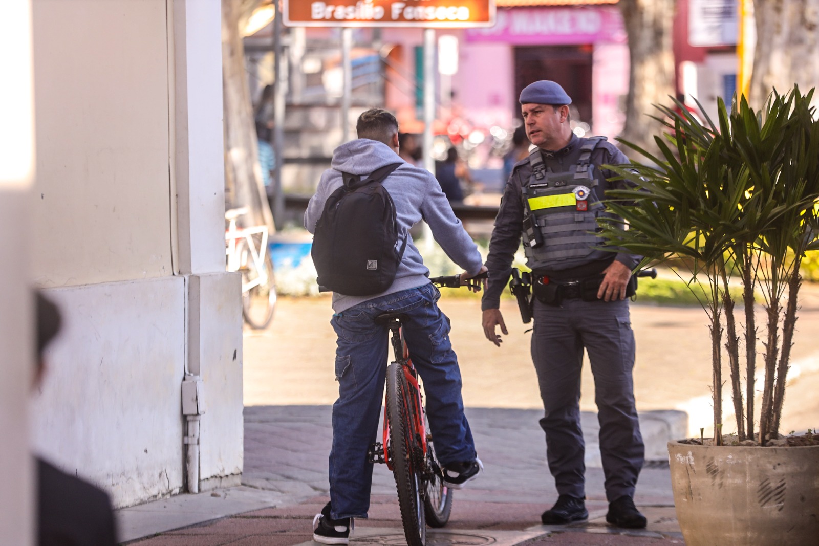 Prefeitura de Guararema e Polícia Militar realizam ação sobre circulação de bicicletas no Calçadão