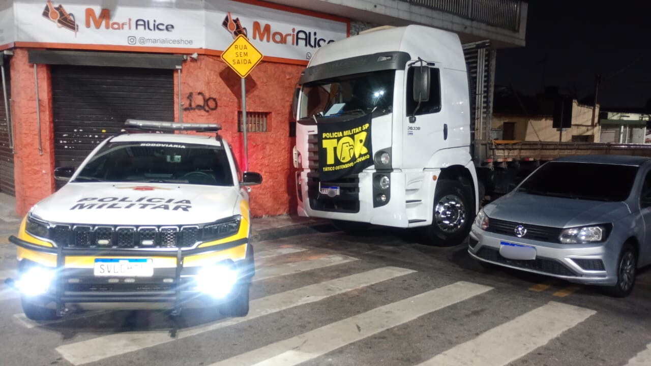 Tático Ostensivo Rodoviário recupera caminhão roubado em Osasco e prende três envolvidos em Poá