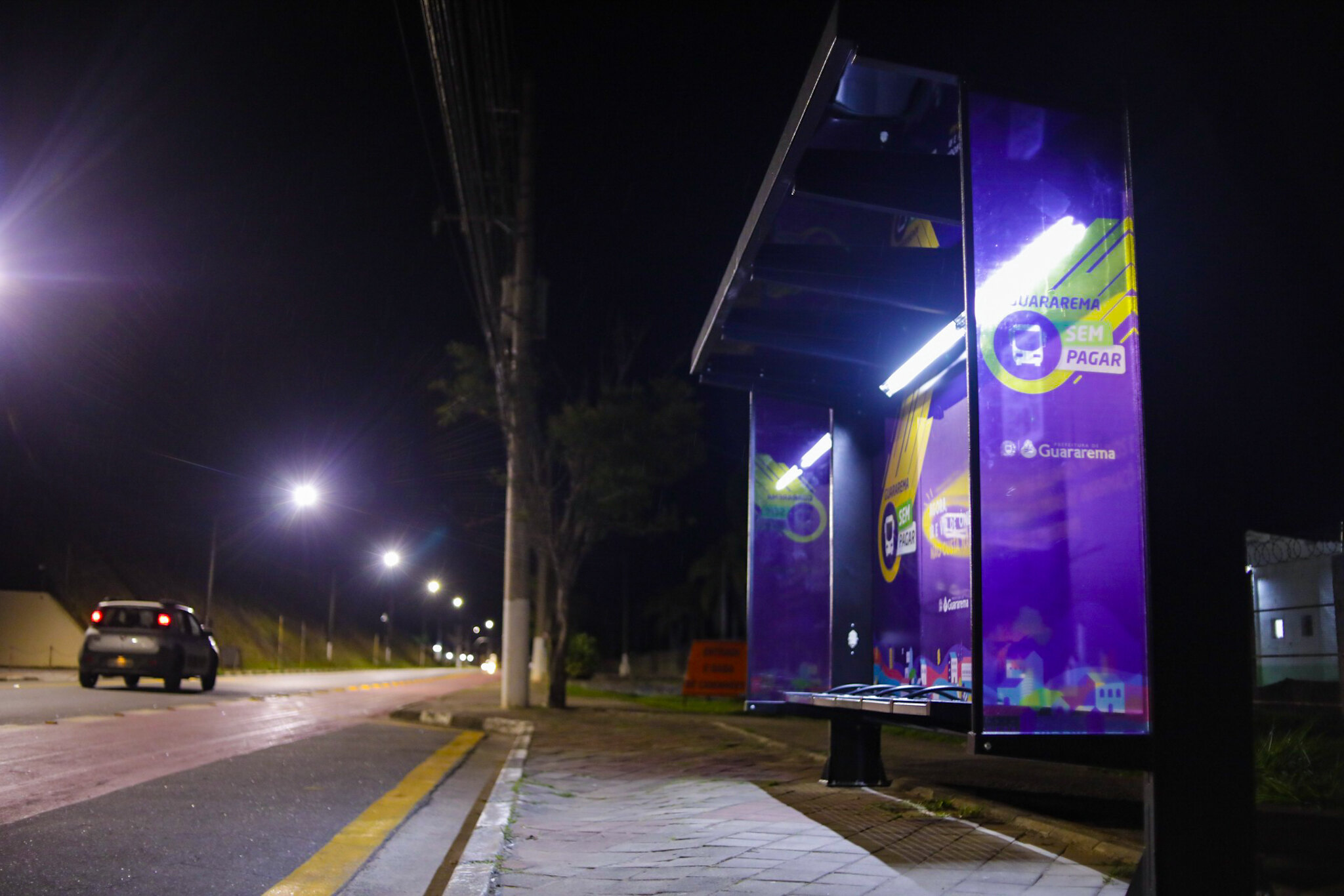 Guararema instala novos pontos de ônibus com iluminação, energia solar e conexão USB