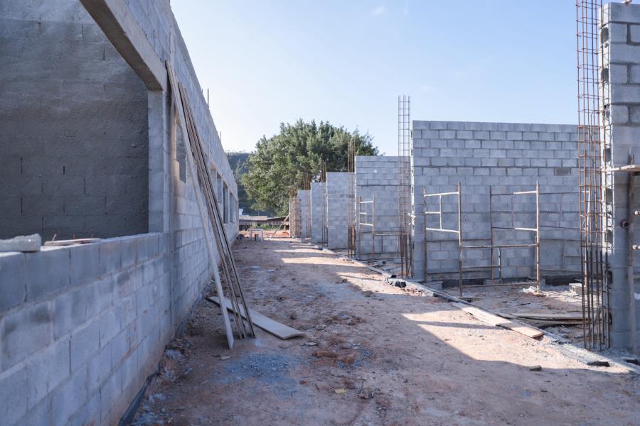 Deputado Marcio Alvino visita obras do novo prédio da APAE em Guararema