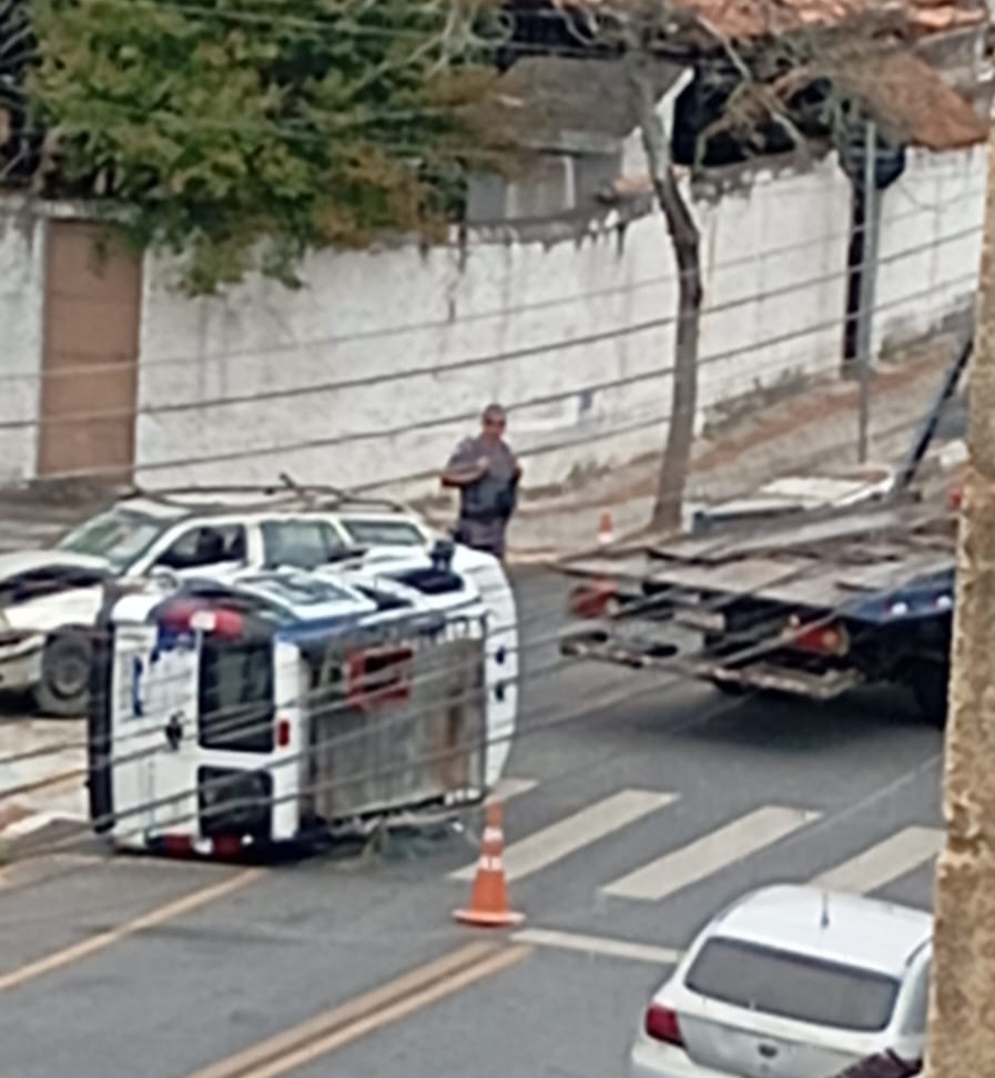 Veículo da Prefeitura tomba após colisão em cruzamento de Guararema
