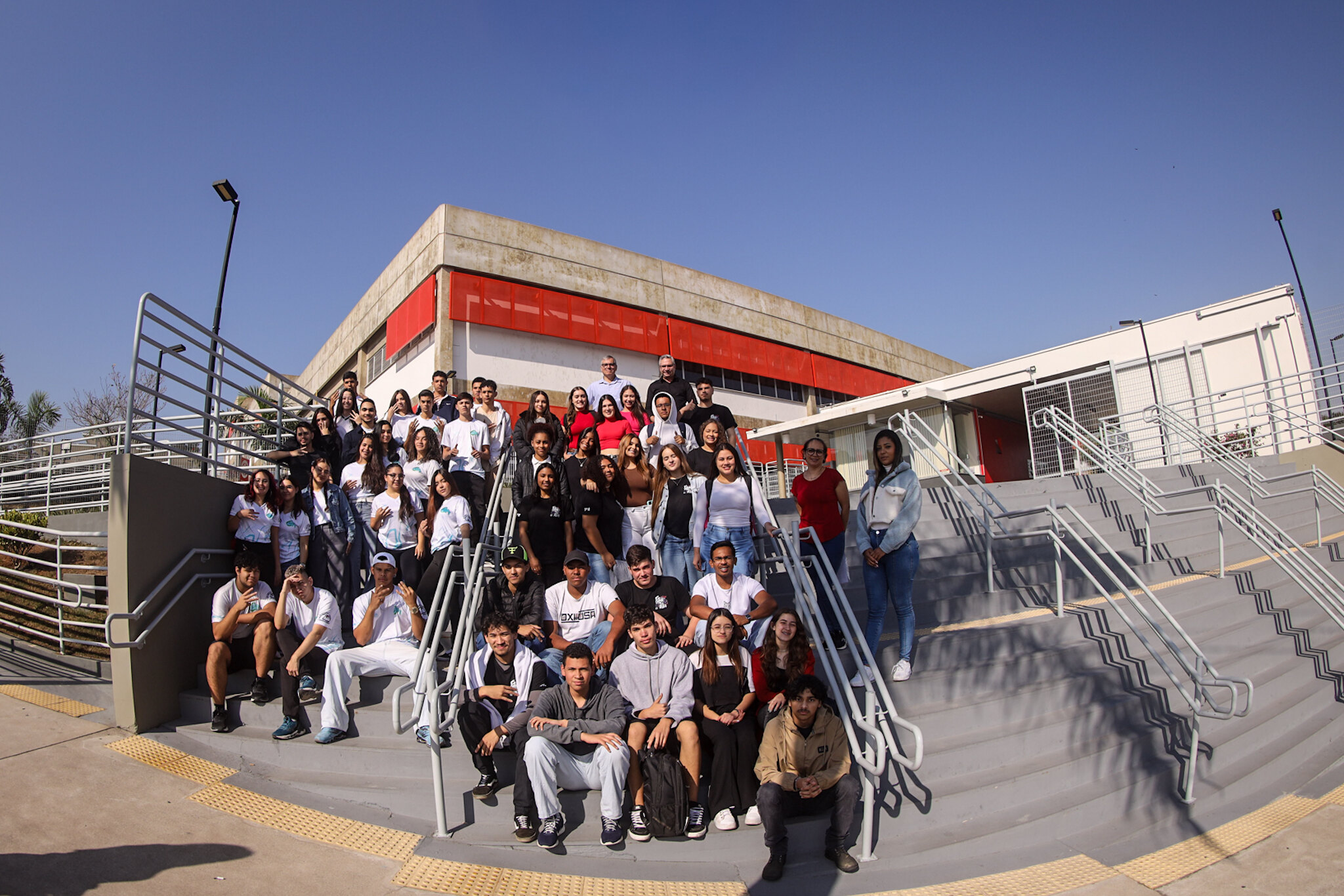Jovens de Guararema visitam Senai em programa da Prefeitura para explorar profissões