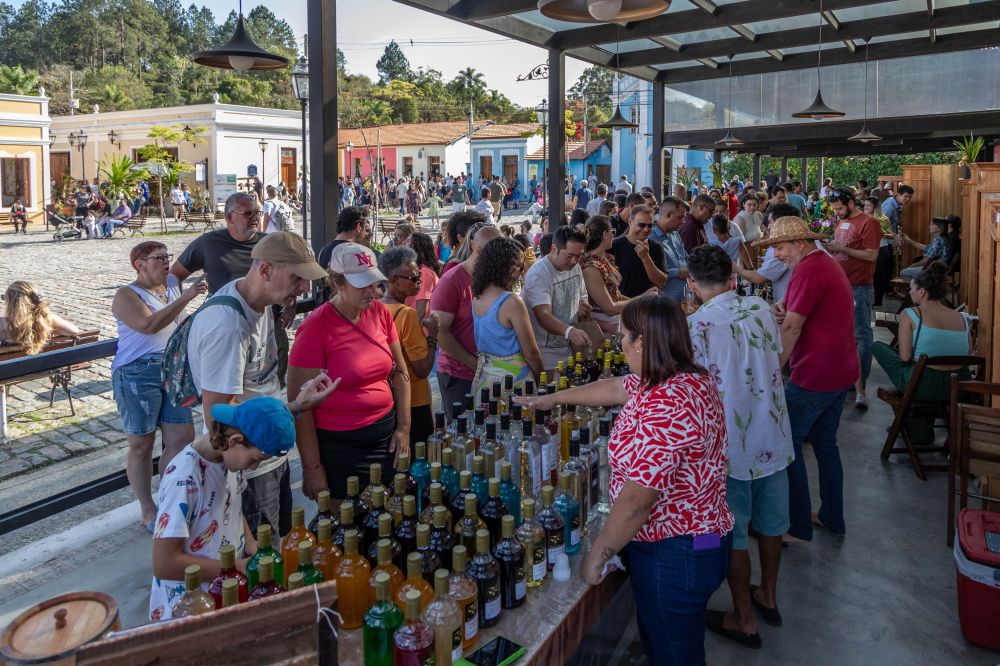 Guararema inicia mês de aniversário com Festival de Flores e Licores na Praça Deoclésia