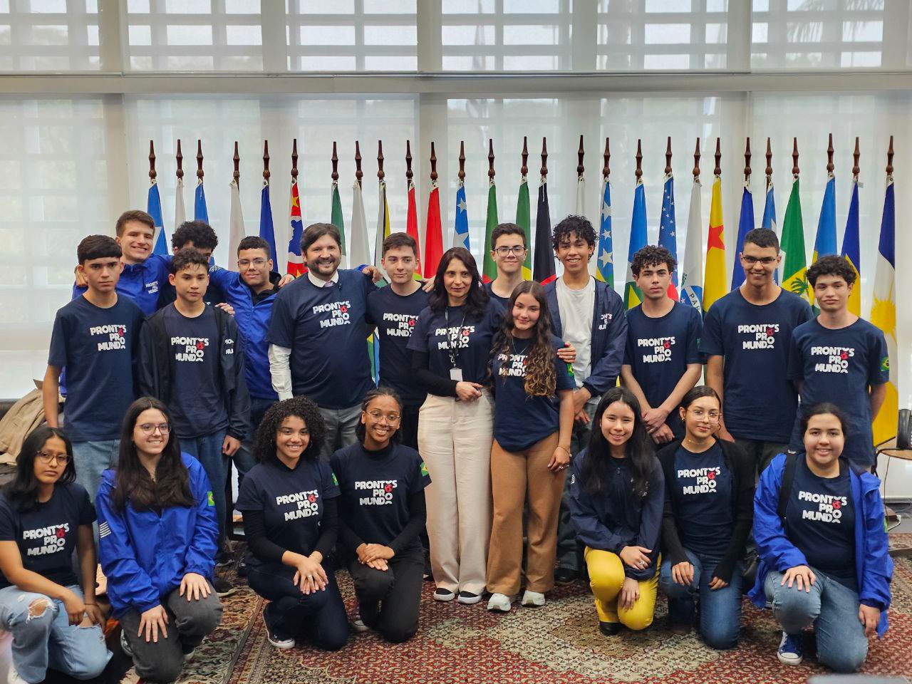 Presidente da Alesp, deputado André do Prado, recebe alunos do Alto Tietê que participaram de intercâmbio internacional