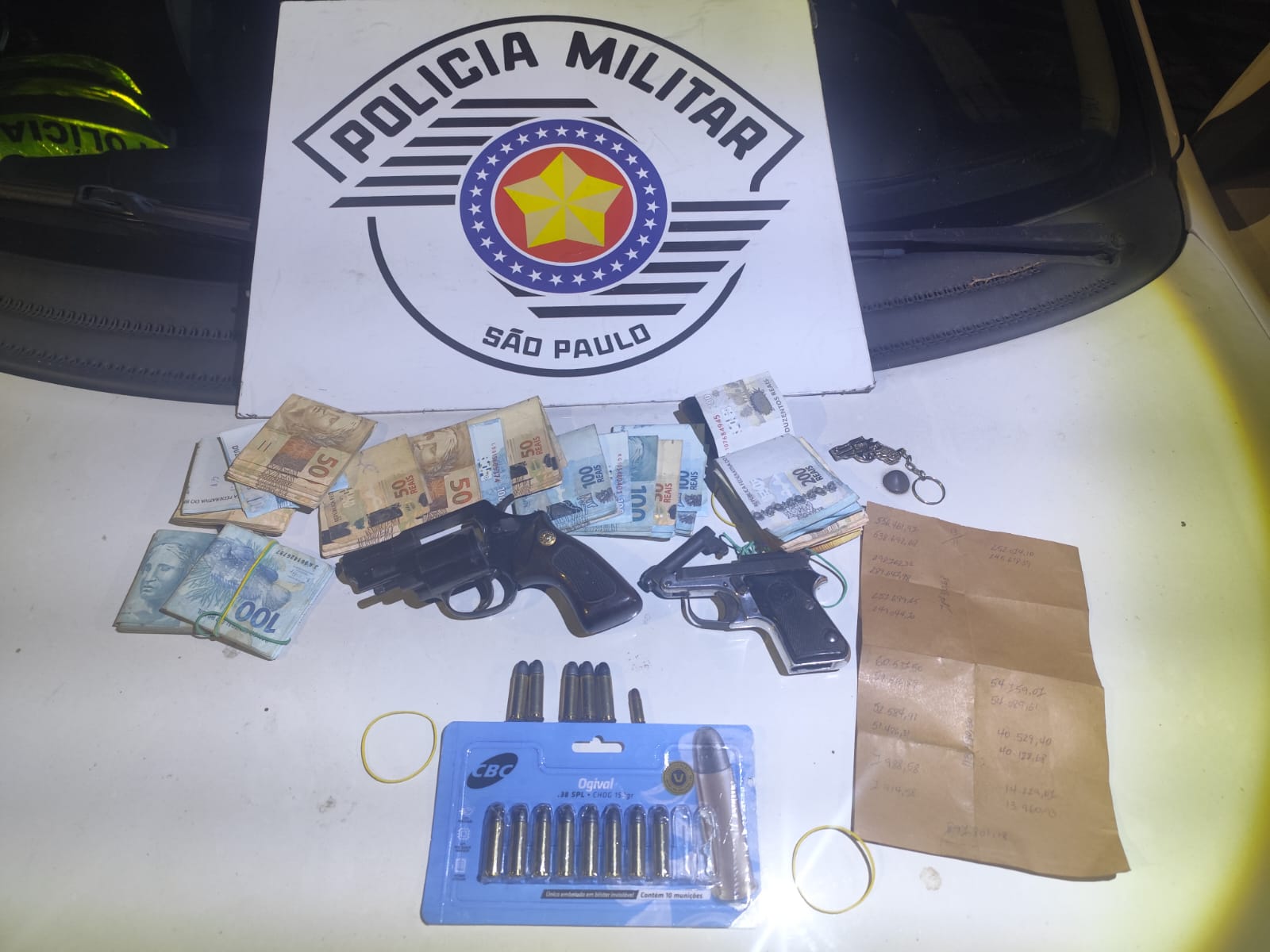 Polícia Militar apreende armas, munições e dinheiro durante abordagem em Guararema