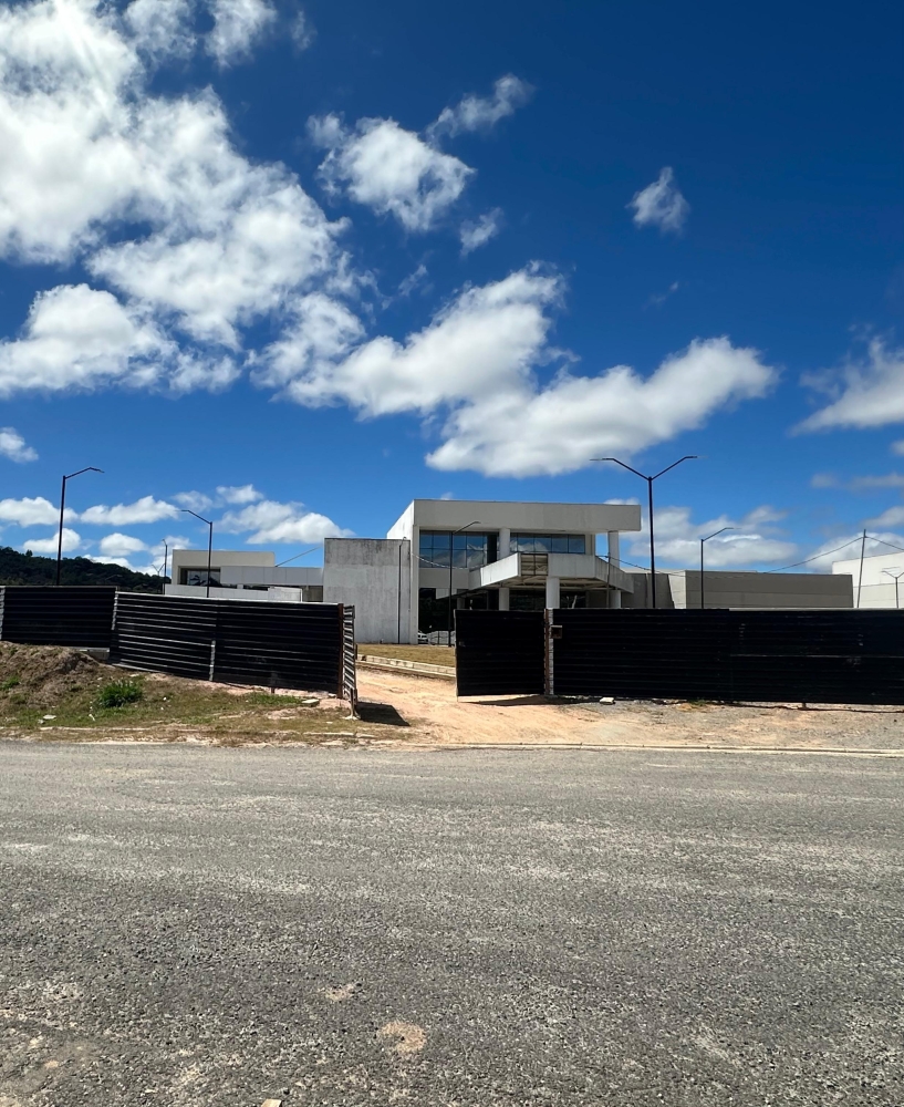 Hospital Municipal de Guararema: atrasos por Covid e troca de empresa adiam entrega, mas obra entra em fase final