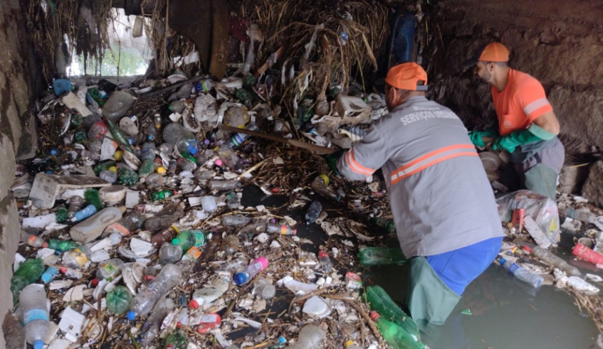 Equipes de limpeza de Mogi retiram meia tonelada de lixo do Córrego Rio Negro 