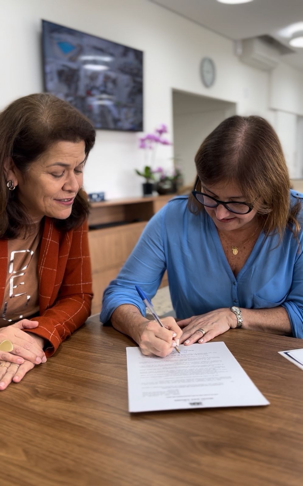 Prefeita Mara Bertaiolli sanciona em Mogi das Cruzes a Lei nº 96/2025, de autoria da vereadora Priscila Yamagami, que garante direitos a pessoas com fibromialgia