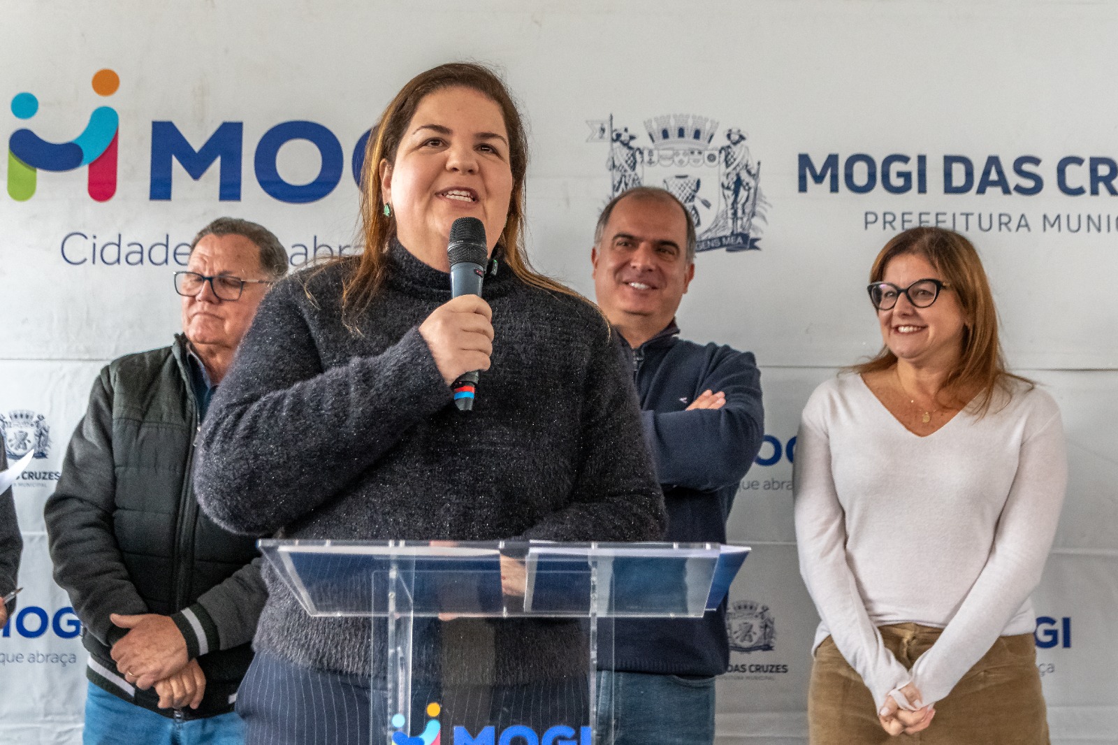 Prefeita Mara Bertaiolli, vice Teo Cusatis e secretários Rebeca Barufi e Dr. Luiz Bot assinam autorizo para reforma de 16 UBSs em Mogi das Cruzes