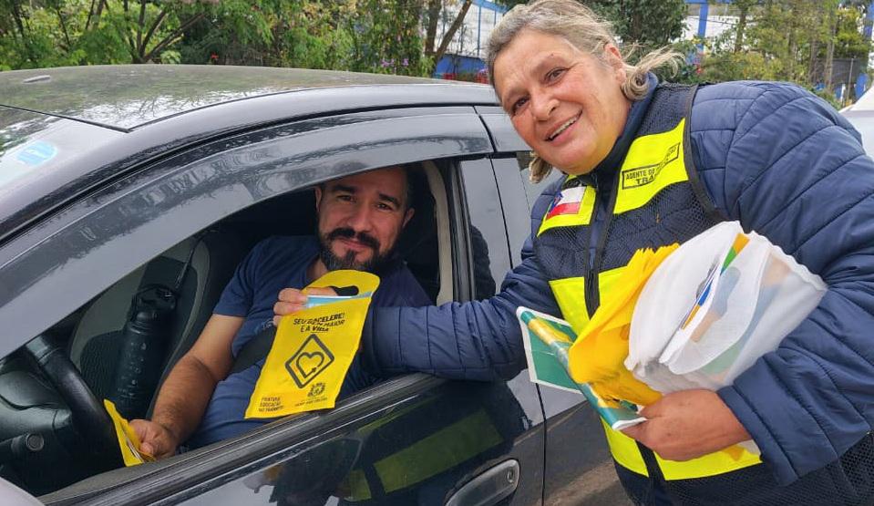 Operação Direção Segura entrega kits de trânsito motoristas em Mogi
