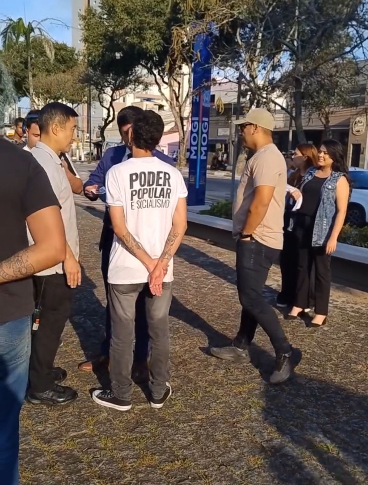 Manifestantes protestam em frente à Prefeitura de Mogi das Cruzes contra burocracia e restrições em espaços culturais e confrontam vereador Felipe Lintz (PL)