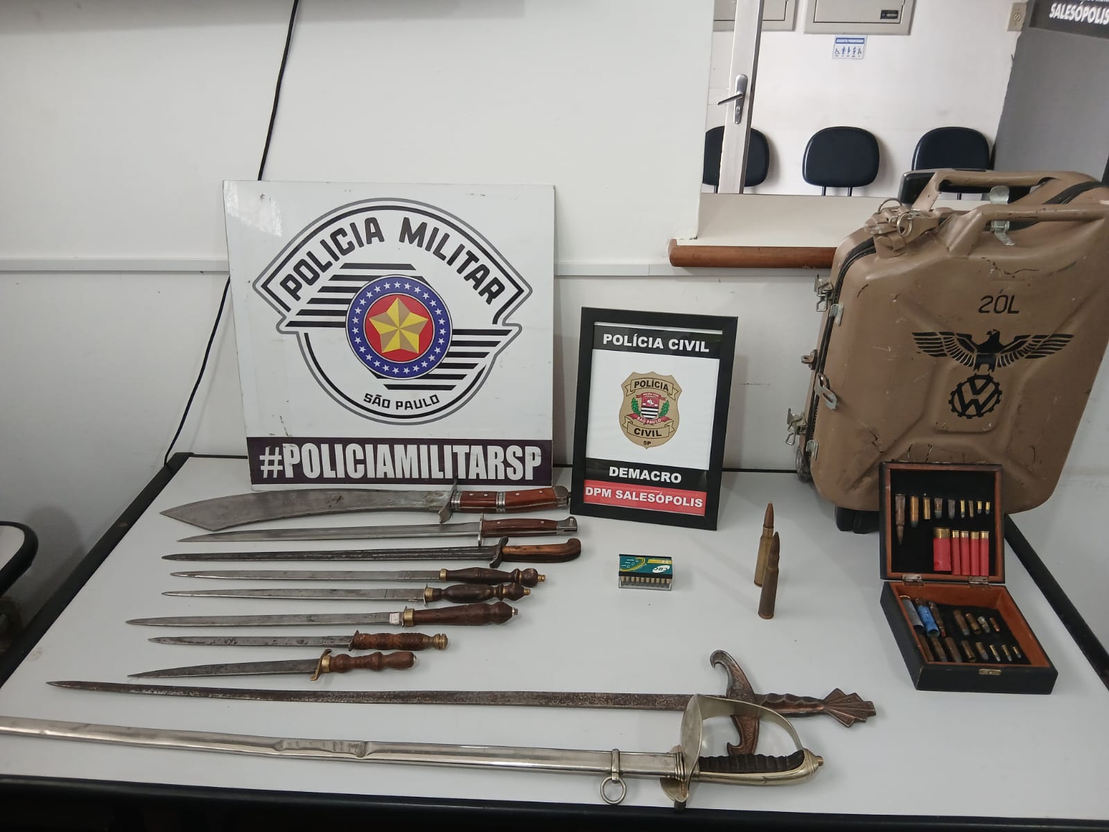 Polícia Militar prende homem e apreende munições, espadas e facas em feira livre de Salesópolis