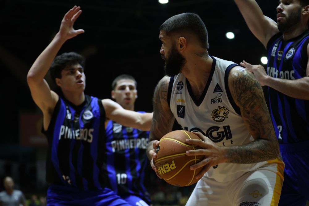 Mogi Basquete derrota Pinheiros e volta à final do Campeonato Paulista após nove anos