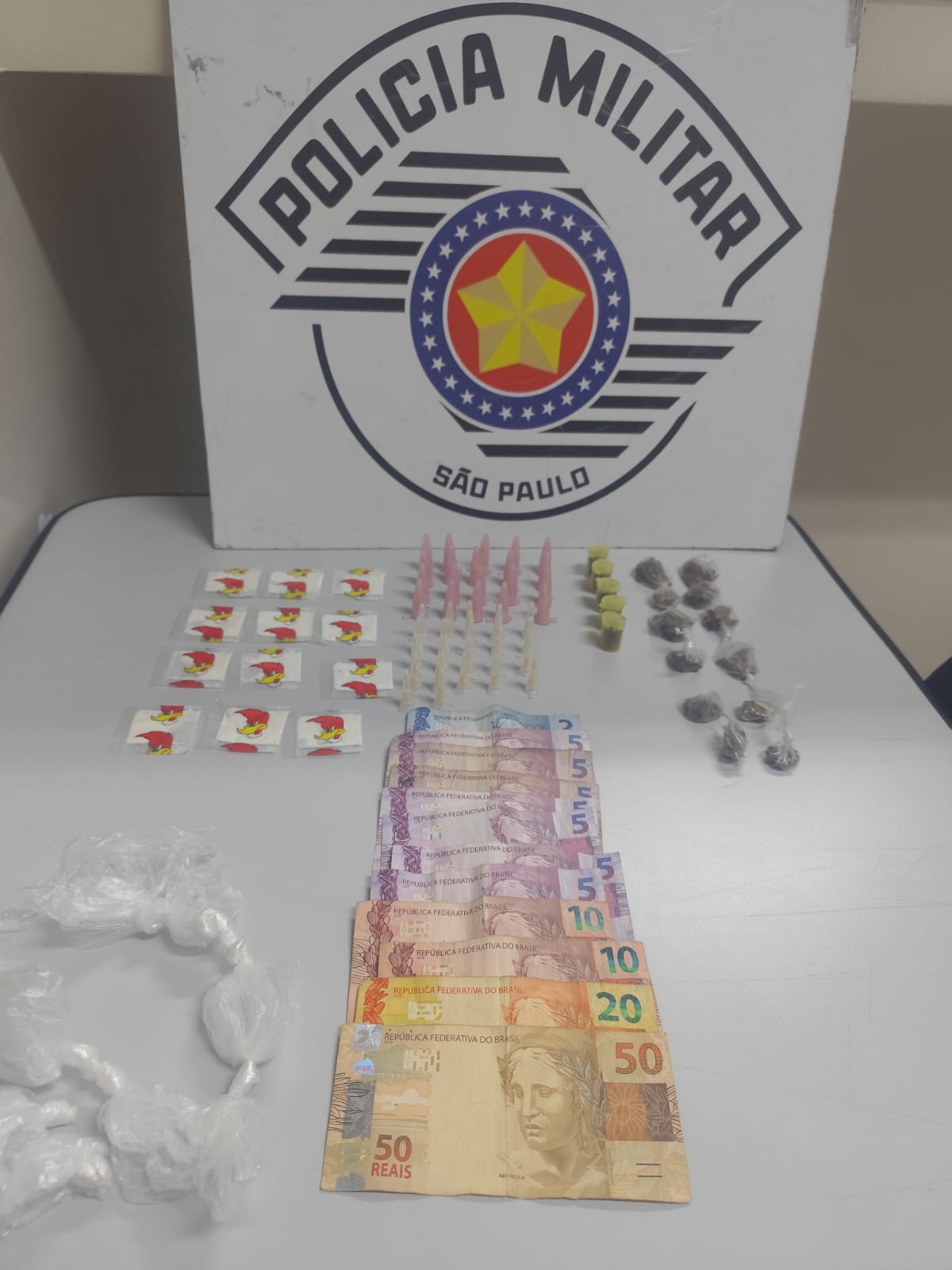 Polícia Militar de Guararema apreende drogas e prende dois homens por tráfico durante patrulhamento